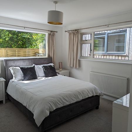 Peaceful Glastonbury Bungalow - Ideally Located Exterior photo