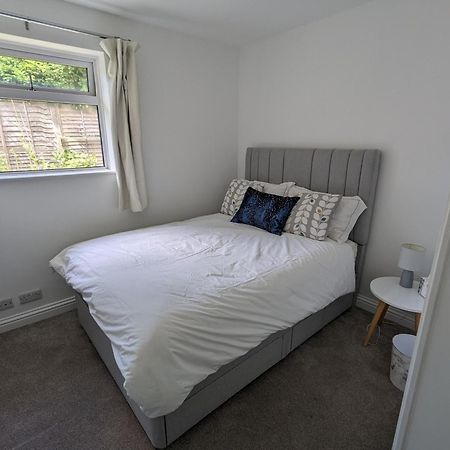 Peaceful Glastonbury Bungalow - Ideally Located Exterior photo