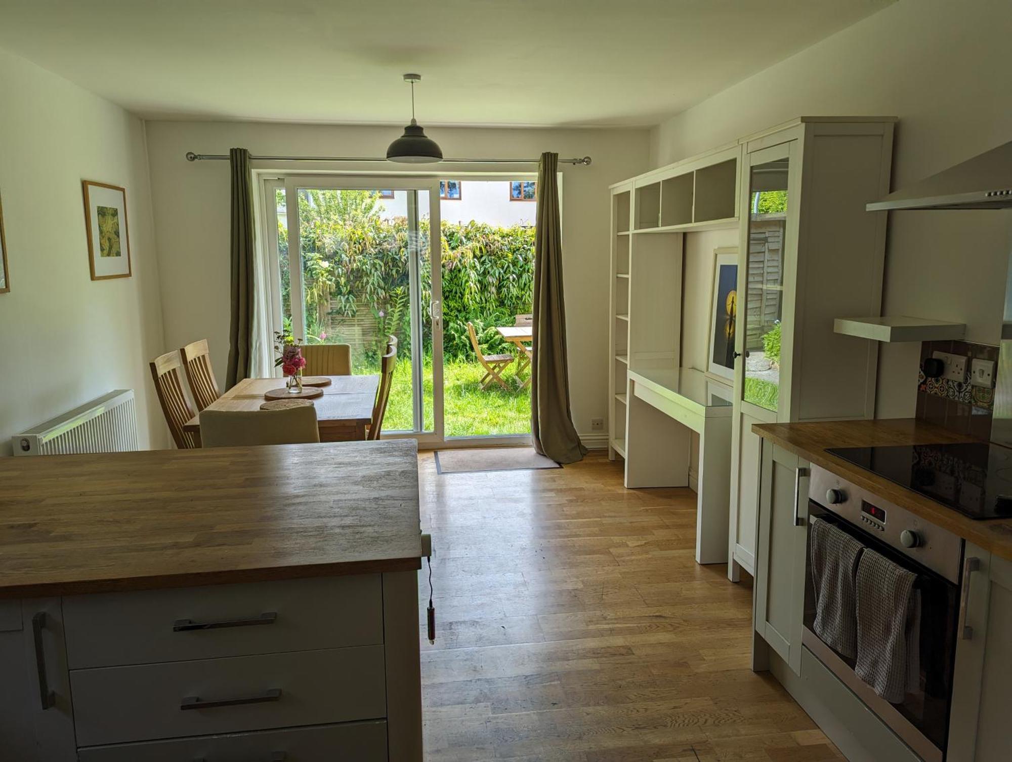 Peaceful Glastonbury Bungalow - Ideally Located Exterior photo